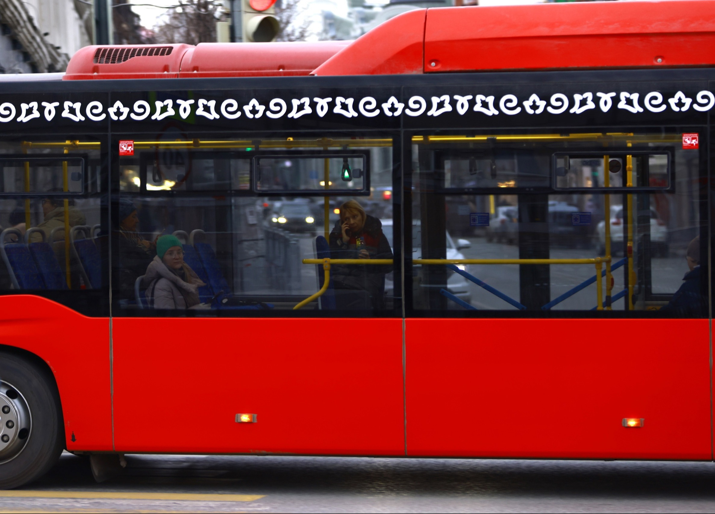 Движение троллейбусов №1 остановлено из-за упавшей от снега опоры