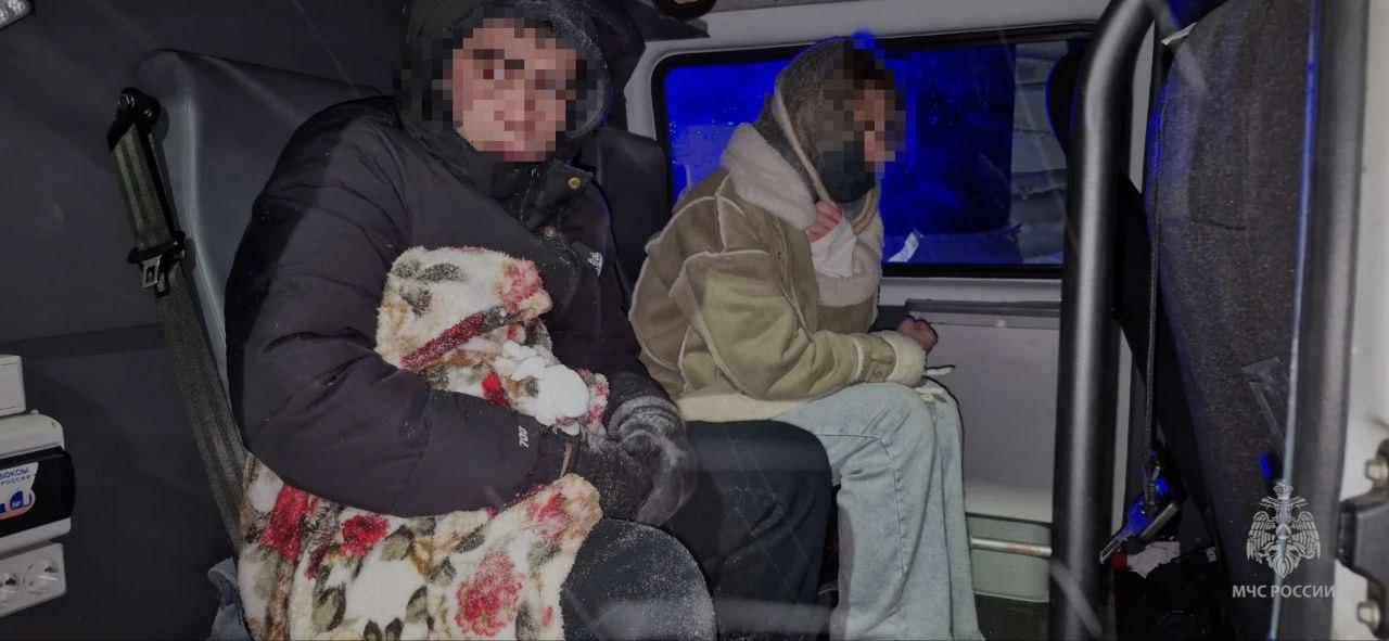 Четыре человека на снегоходе застряли в снежном овраге в Татарстане