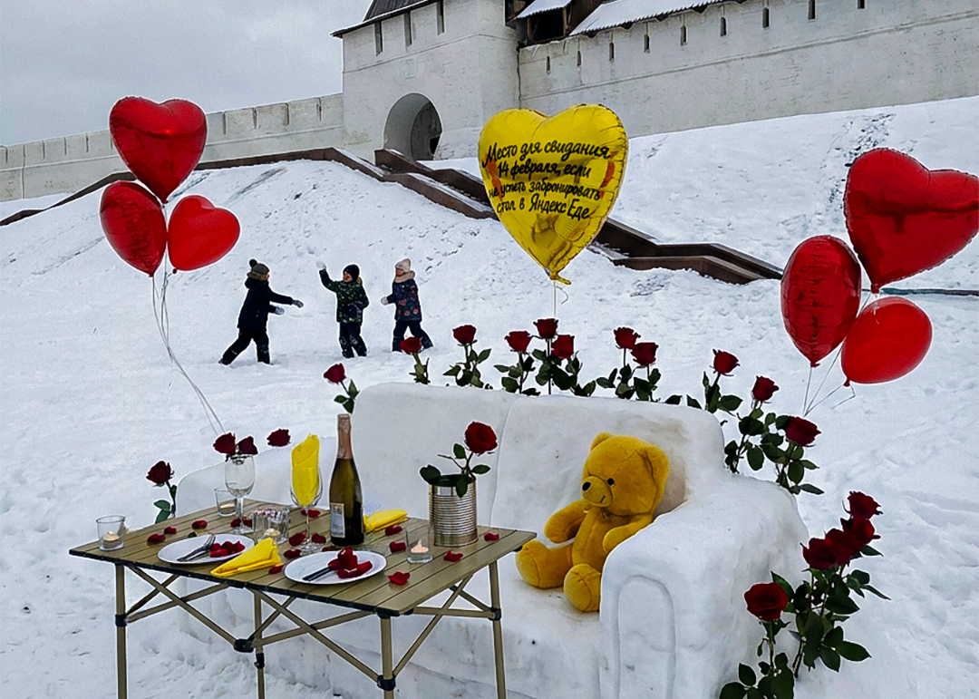 У знаковых мест Казани появились столики для свиданий на 14 февраля
