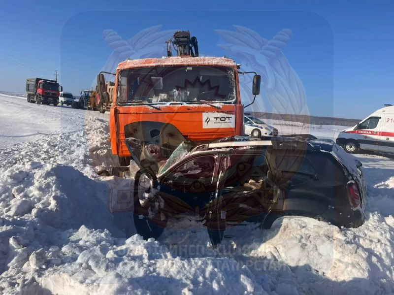 Женщина на Renault в Татарстане столкнулась на «встречке» с «КамАЗом» и погибла