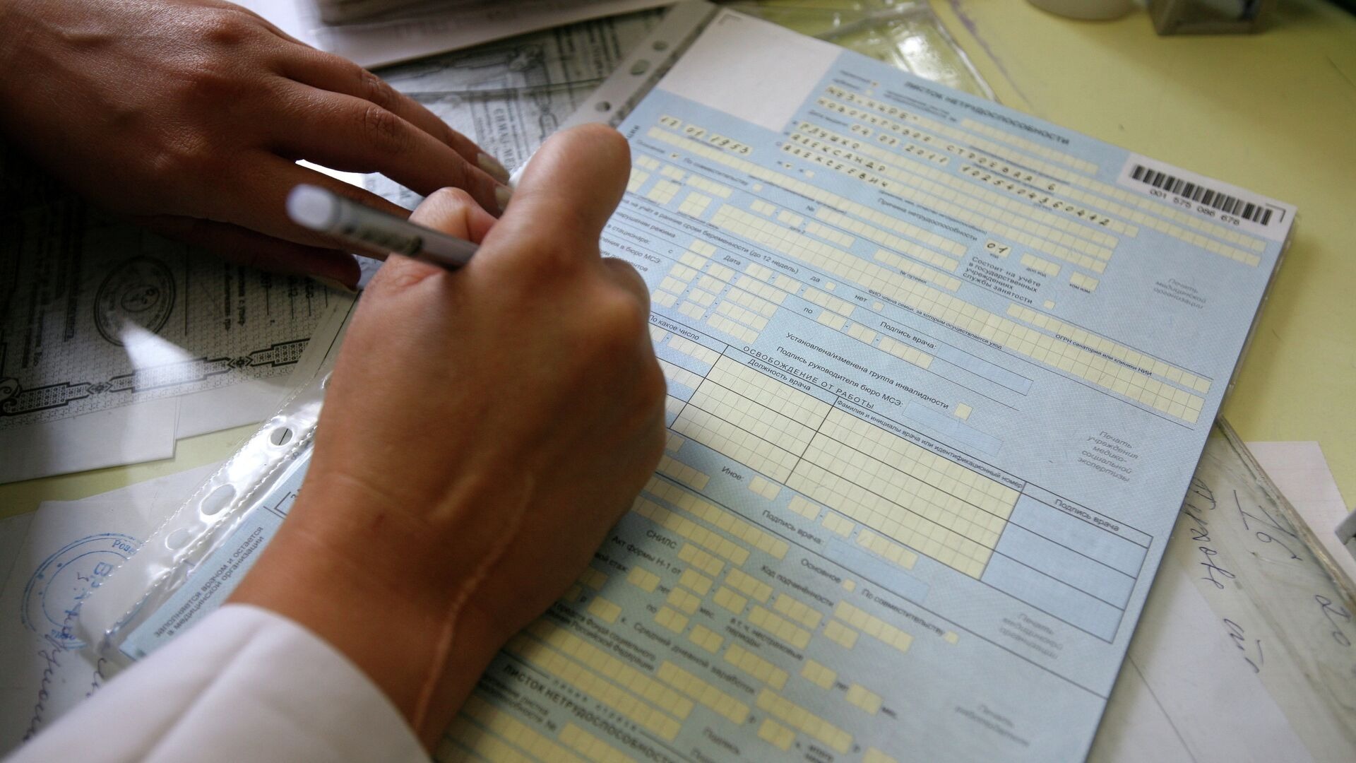 В России могут разрешить работать во время больничного