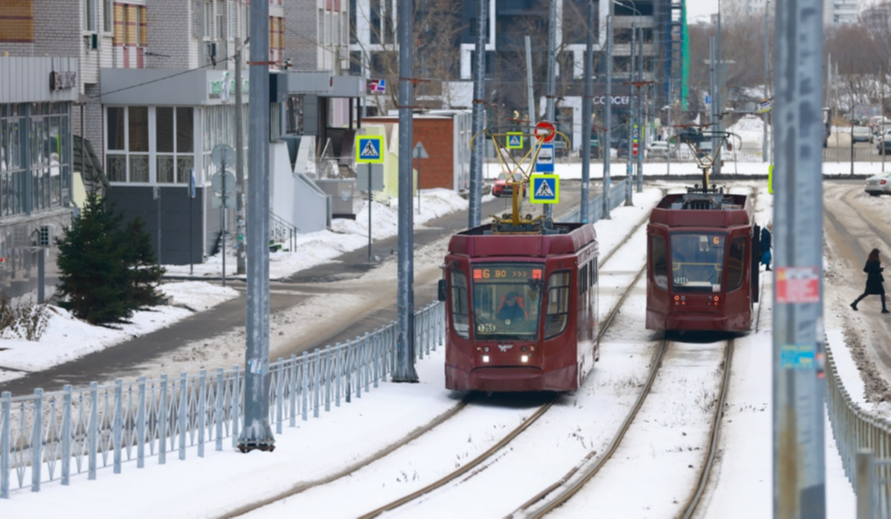 Три трамвая сняли с рейсов из-за прорыва трубы в Казани