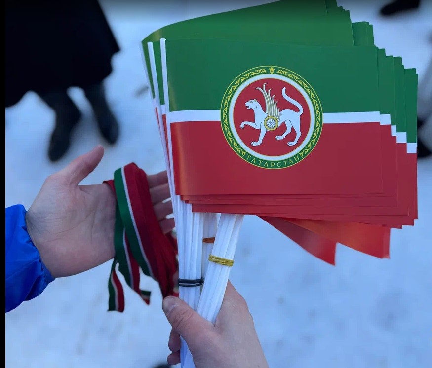 Активисты «Молодой Гвардии» подарили казанцам флажки с гербом Татарстана