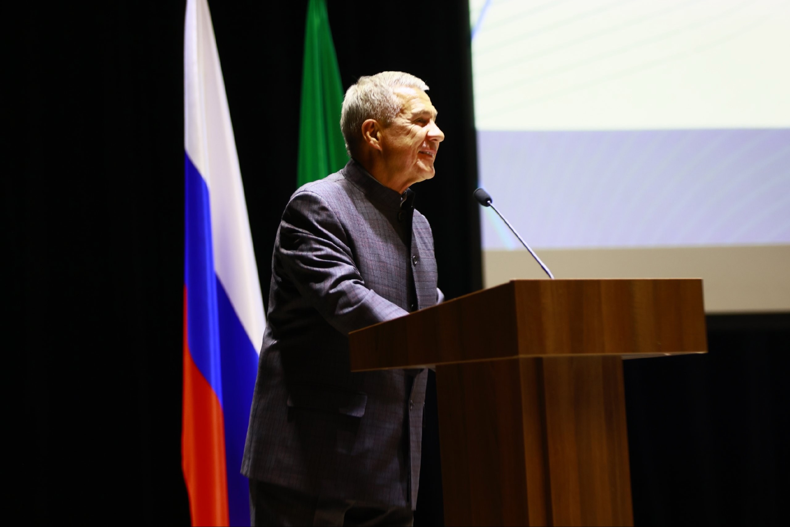 Минниханов поздравил татарстанцев с Днем Государственного герба республики