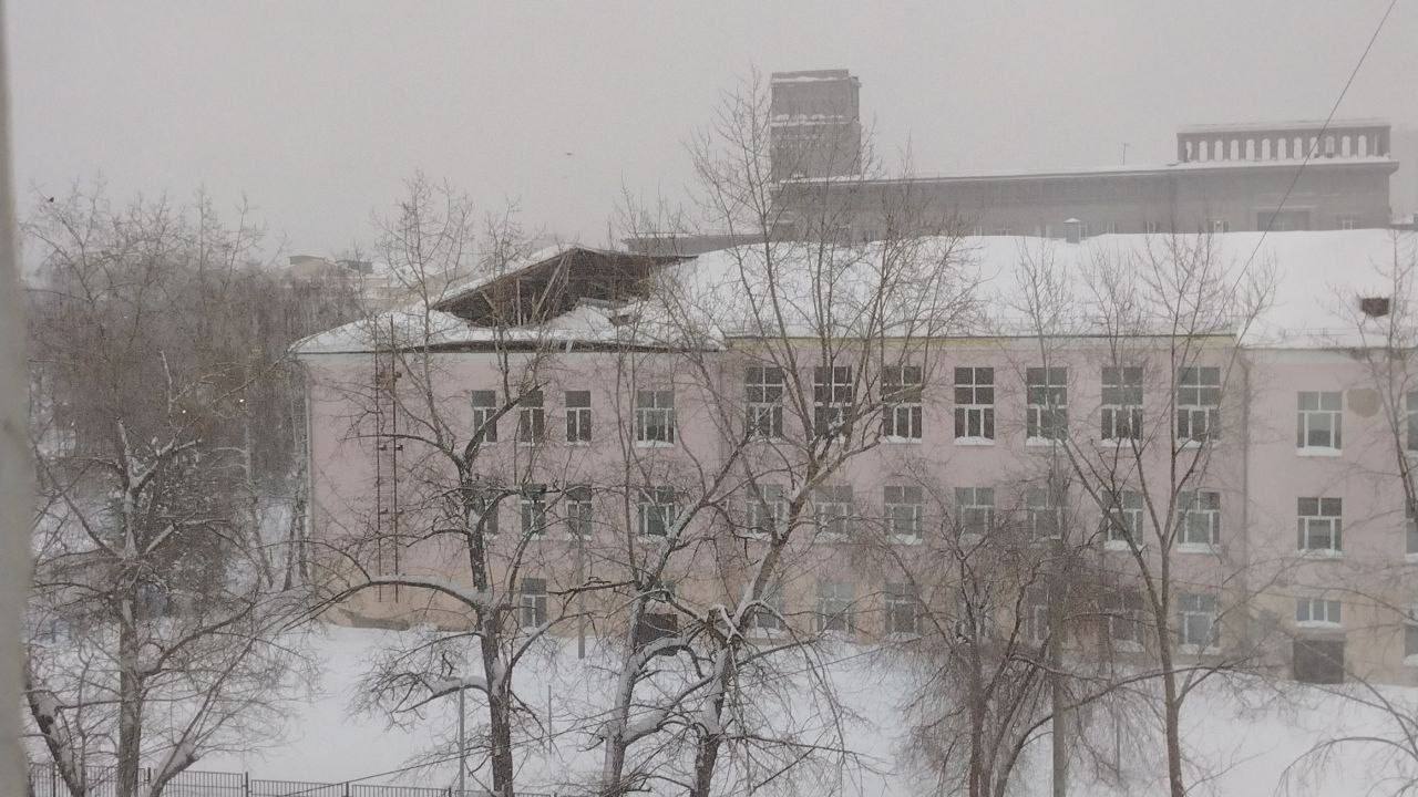 Крыша обвалилась в гимназии № 27 в Казани из-за сильного снегопада