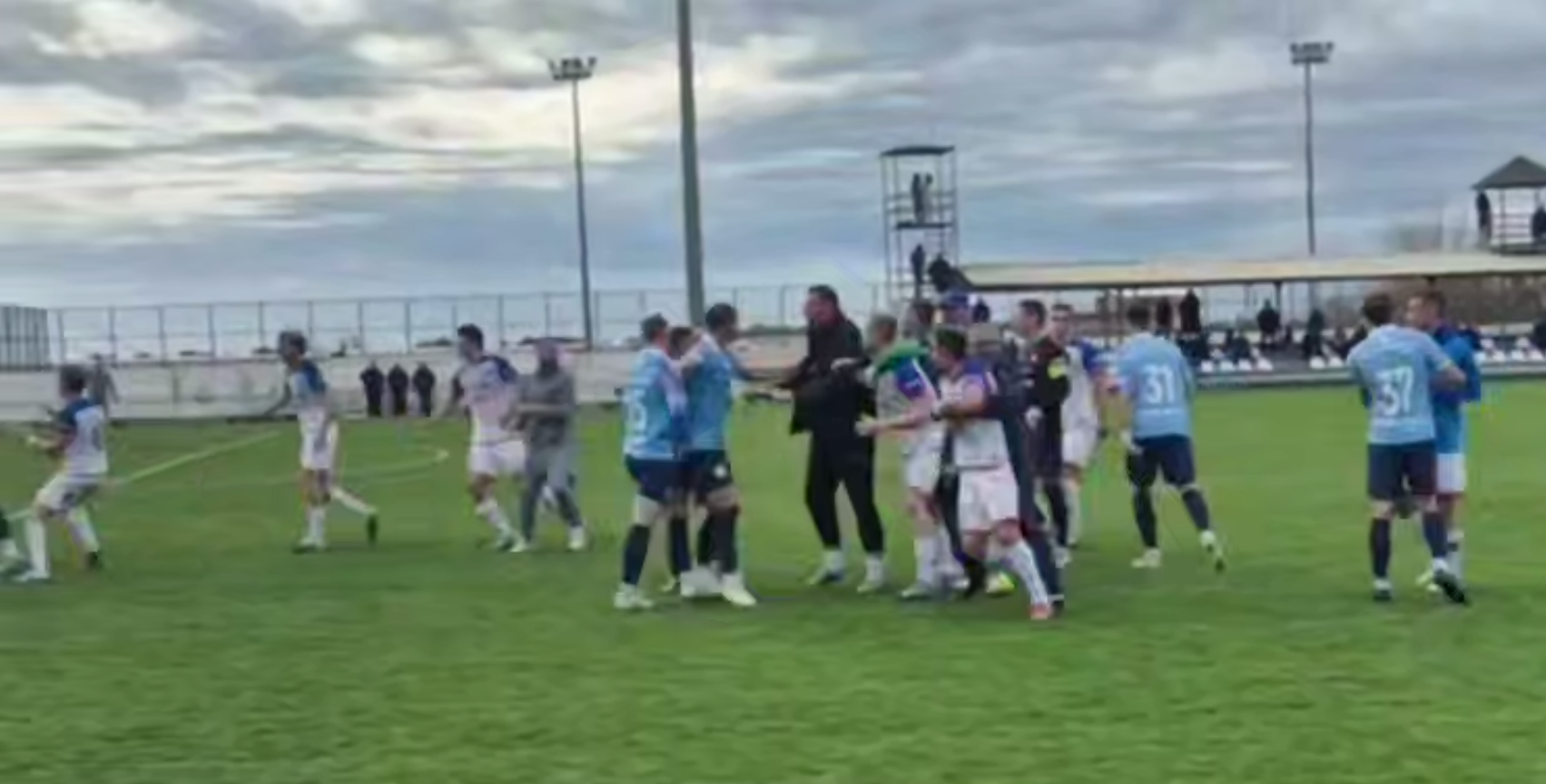 Футболисты «Крыльев Советов» и «КАМАЗа» устроили массовую драку