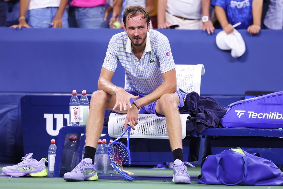 Даниил Медведев проиграл в первом круге турнира в Роттердаме