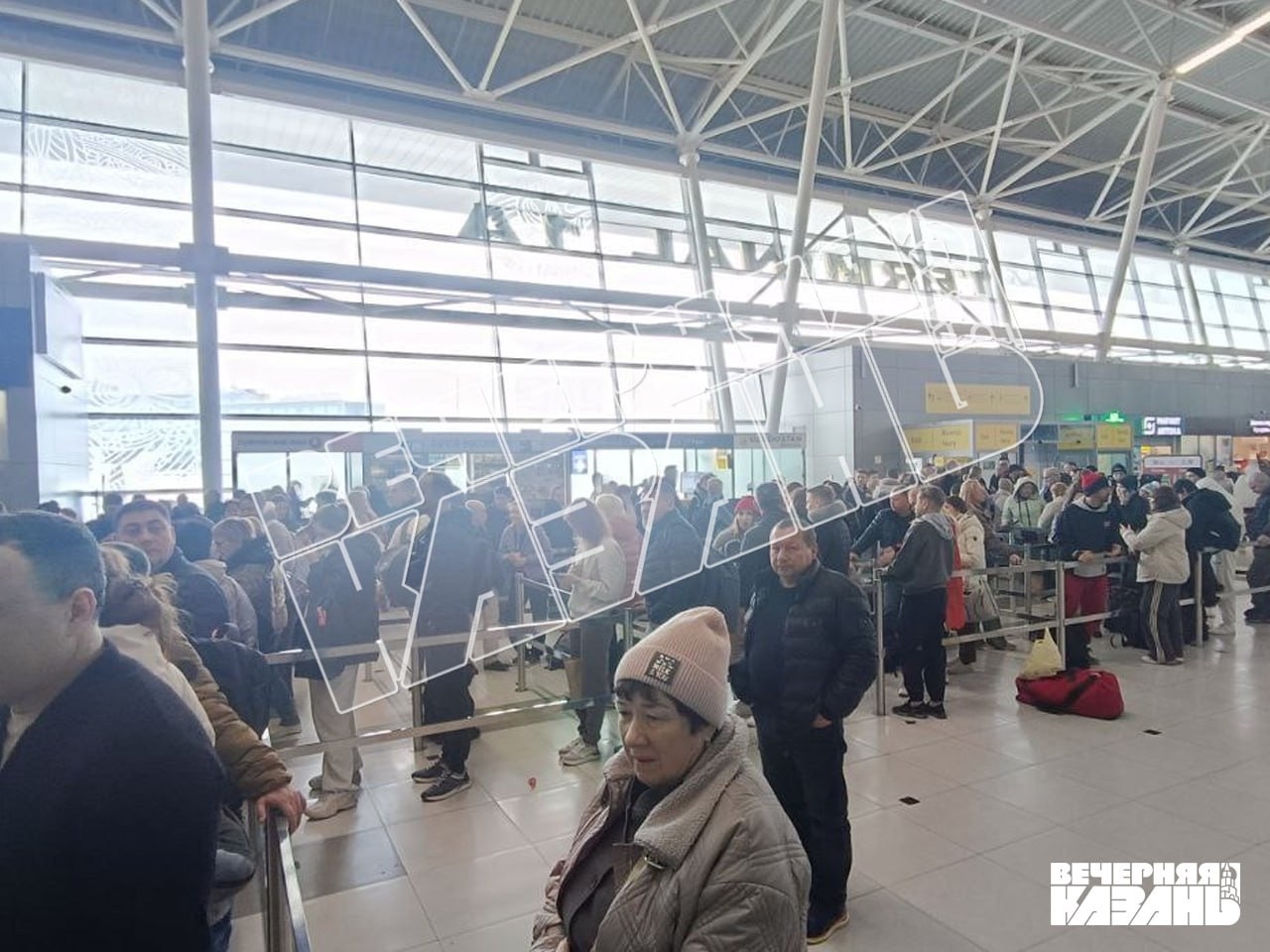 Пассажиры сидят 16 часов в аэропорту, ожидая вылета из Казани в Нячанг