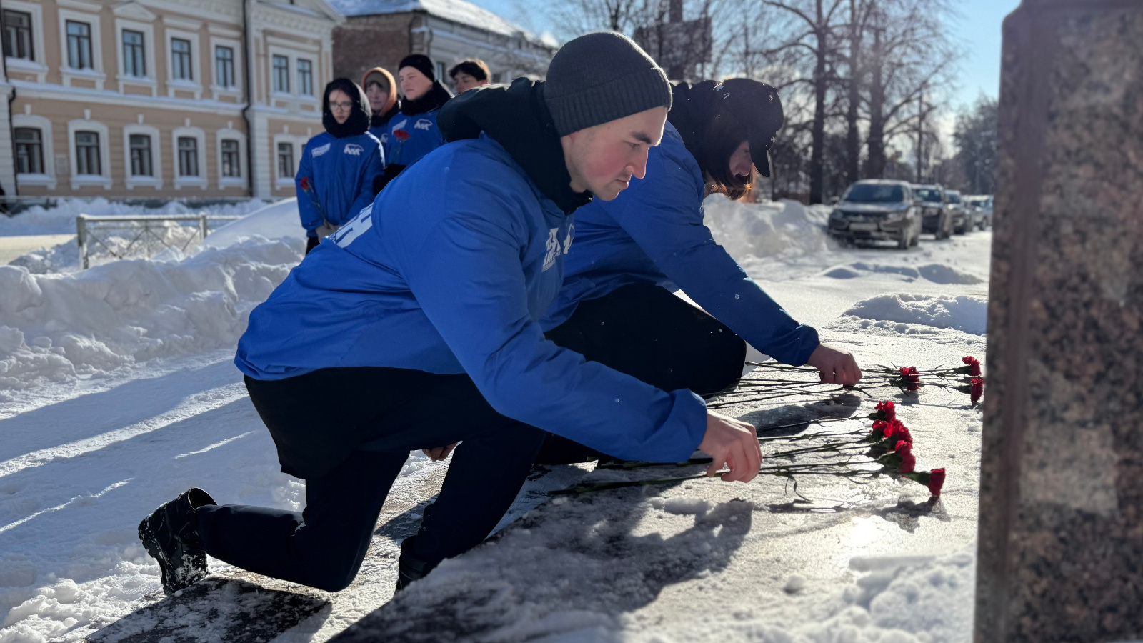 Активисты «Молодой гвардии» в Казани возложили цветы к памятнику Пушкина
