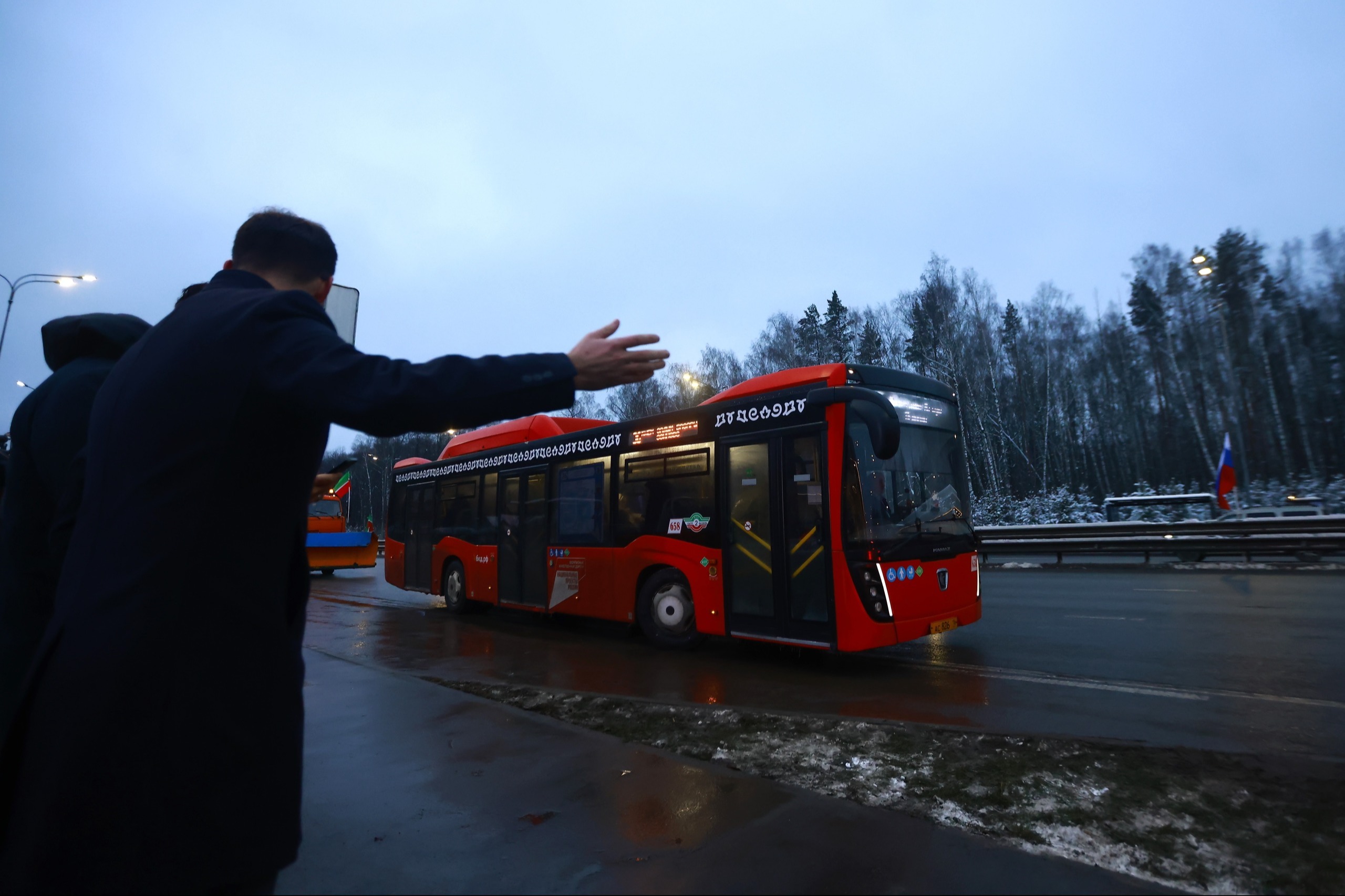В Казани автобус № 62 не заезжает в «Салават Купере» из-за эвакуатора на дороге