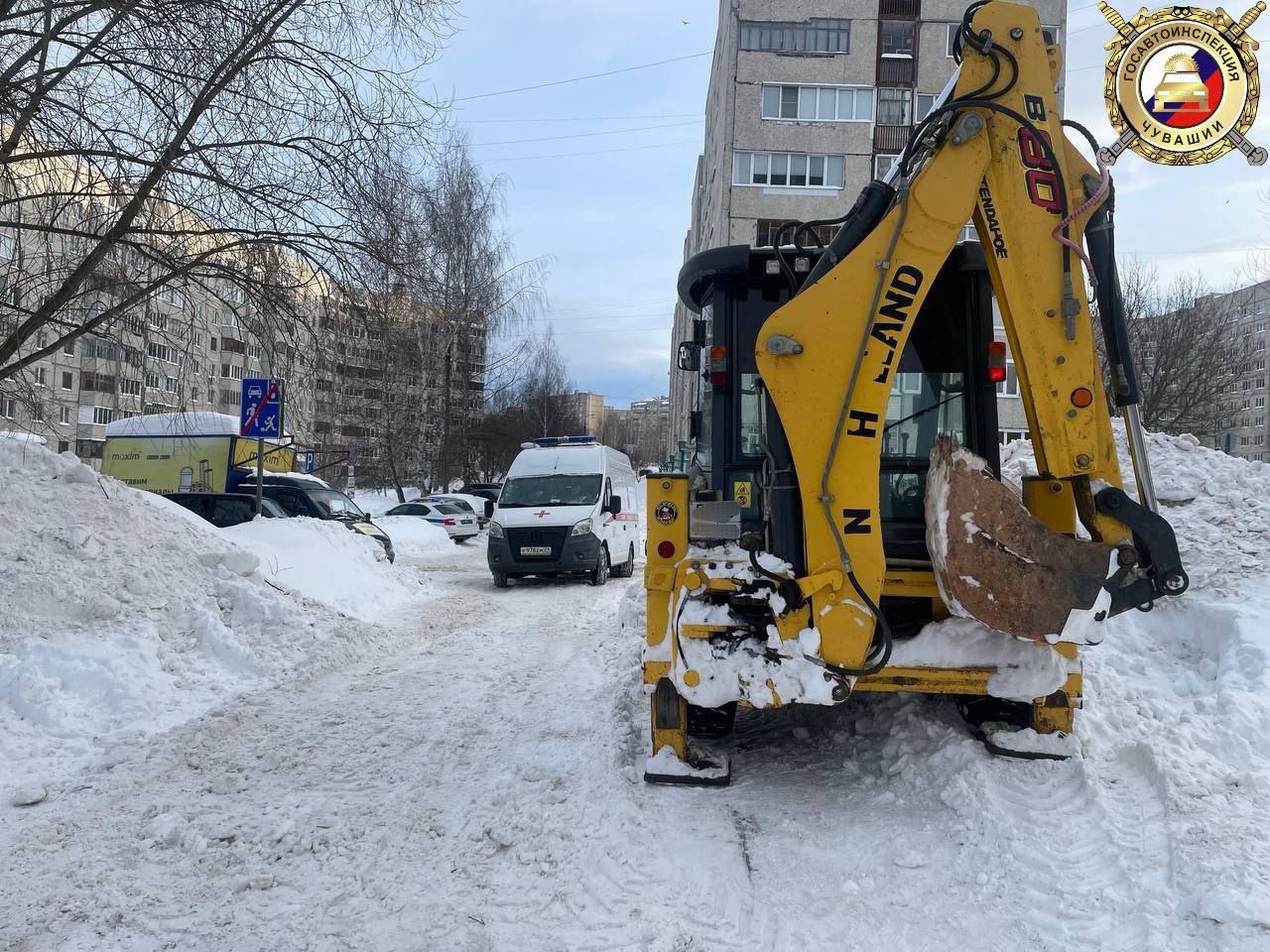В Чебоксарах снегоуборочный трактор ковшом травмировал женщину