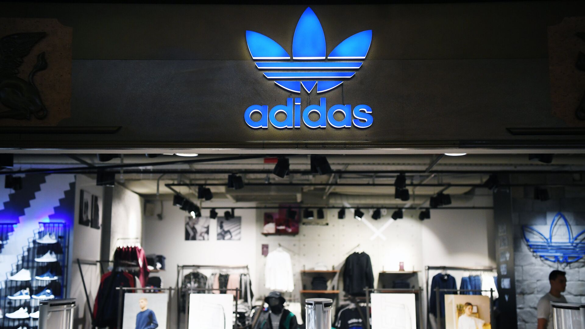 Ввоз одежды Adidas по параллельному импорту запрещают в России