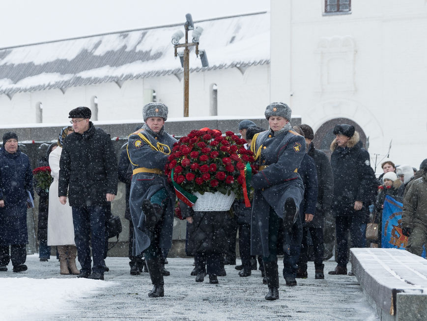 Минниханов и Метшин возложили цветы к памятнику поэта Мусы Джалиля