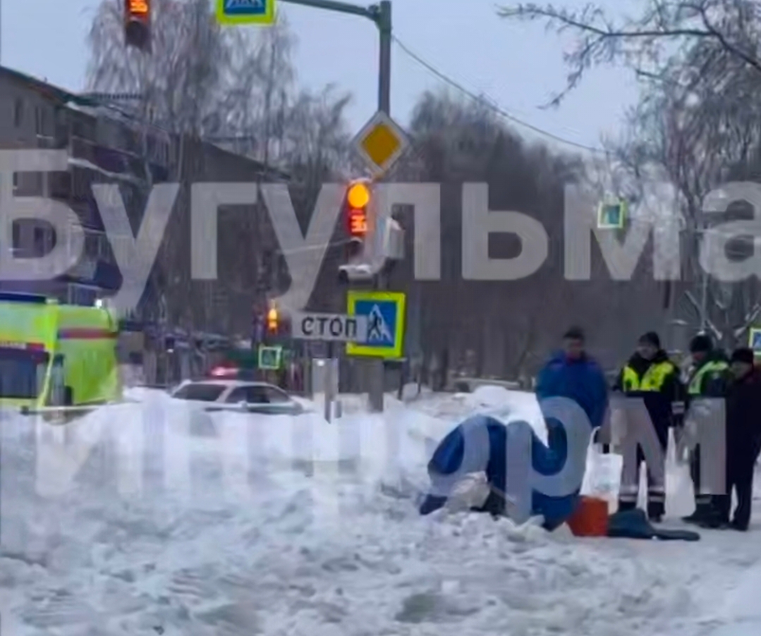 На женщину в Бугульме упала глыба льда