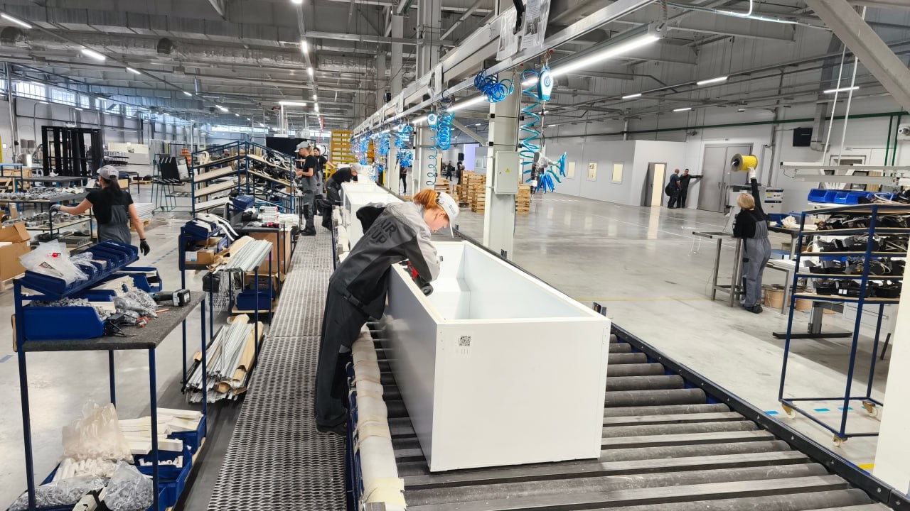 В запуске нового завода по производству холодильников принял участие Минниханов