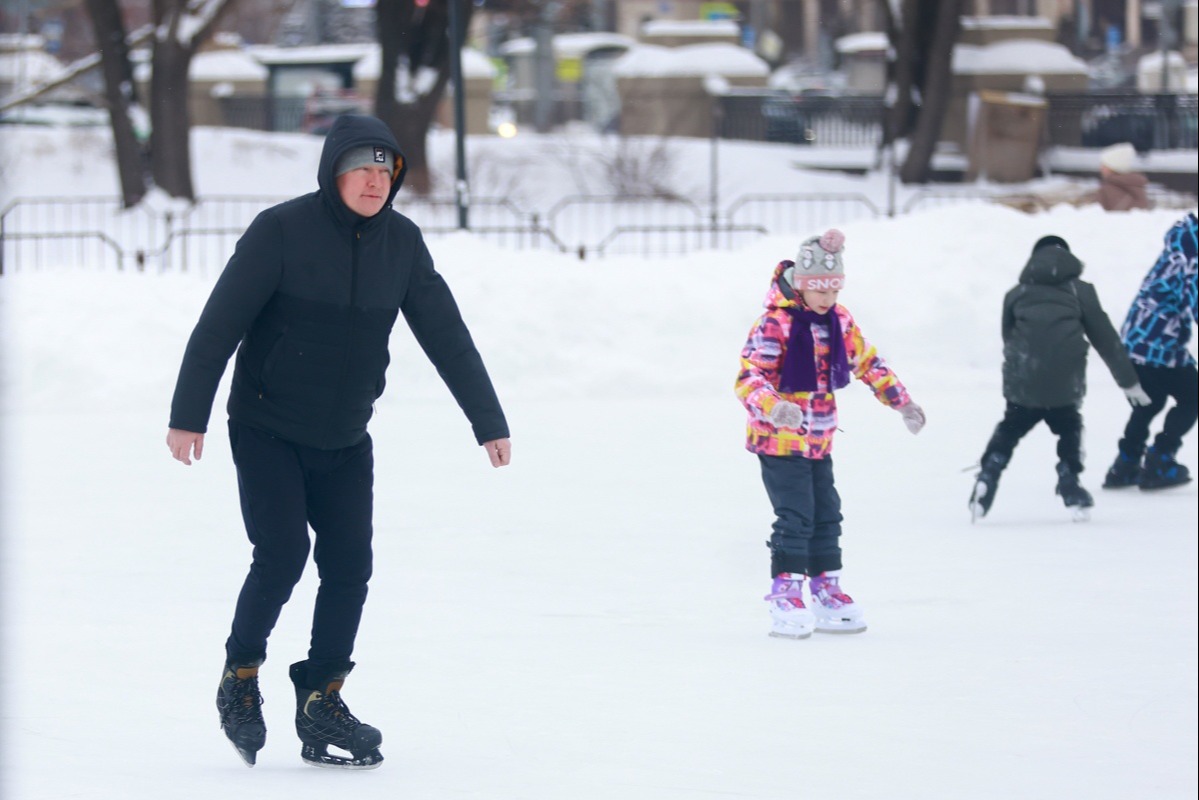 Каток в парке «Черное озеро» вновь закрыли из-за снега