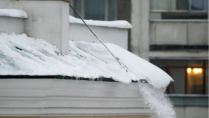 У пятиэтажки на Гвардейской в Казани частично обрушилась кровля из-за снега