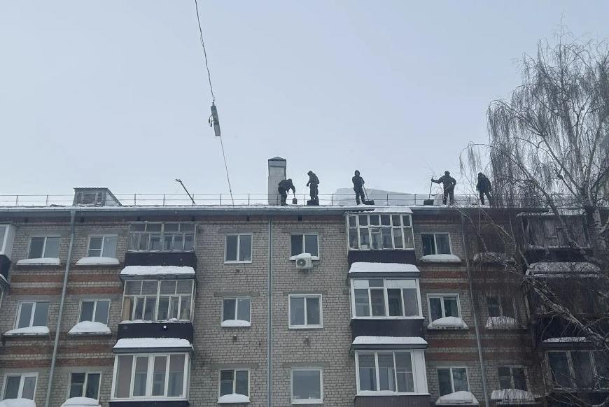 От снега в Казани за сутки очистили 169 крыш многоквартирных домов