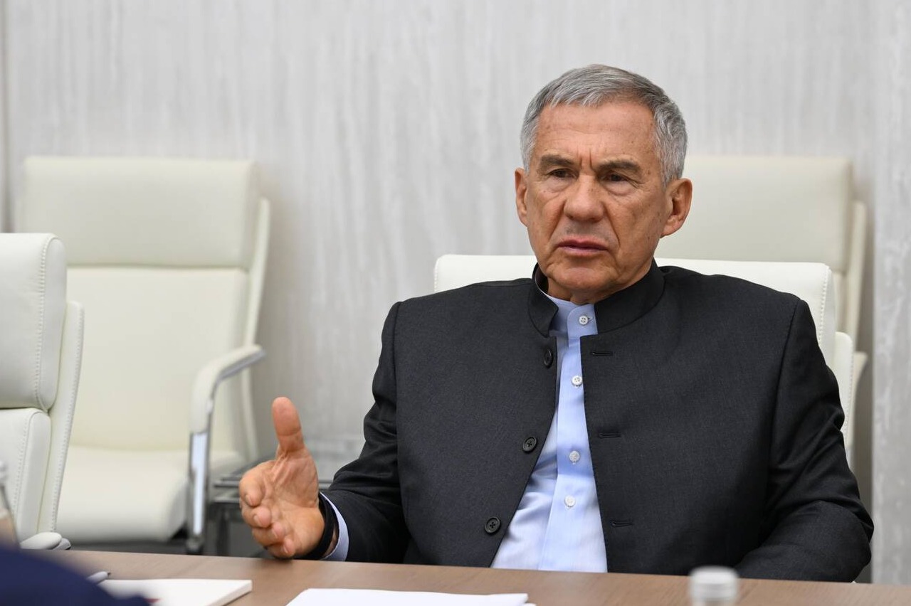 Минниханов поручил усилить контроль за уборкой снега на крышах