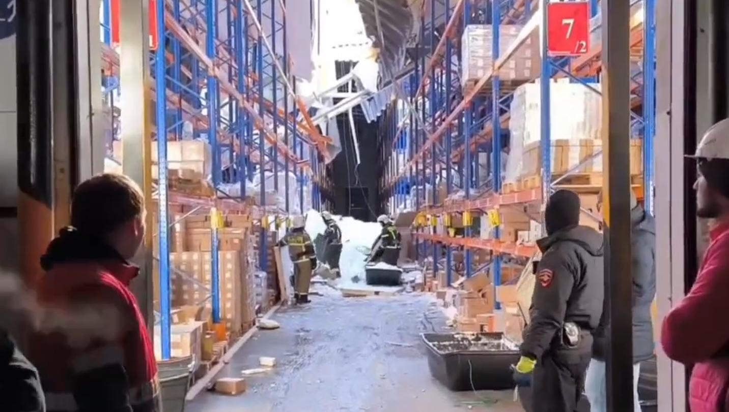 На складе «Магнита» под Казанью, где обрушилась крыша, продолжают разбор завалов