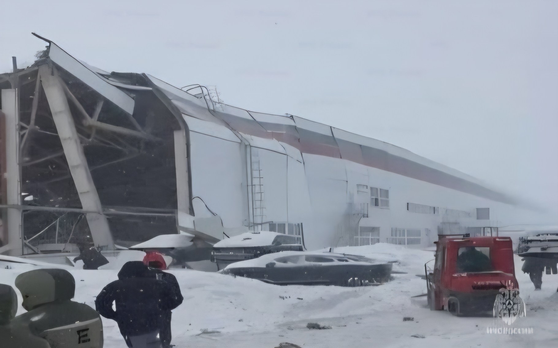 Из-за снега рухнула крыша здания автозавода электрокаров в Липецкой области