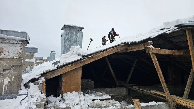 В Казани из-за снега обрушилась очередная крыша