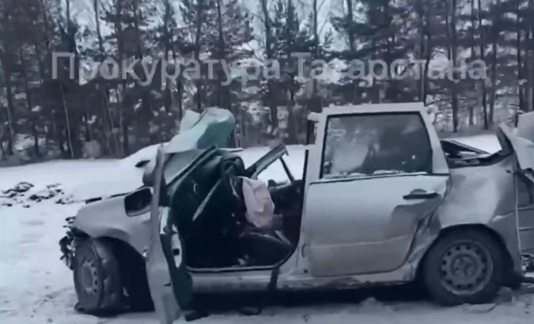 Двое погибли в страшном столкновении «Лады», Haval и тягача Volvo в Татарстане