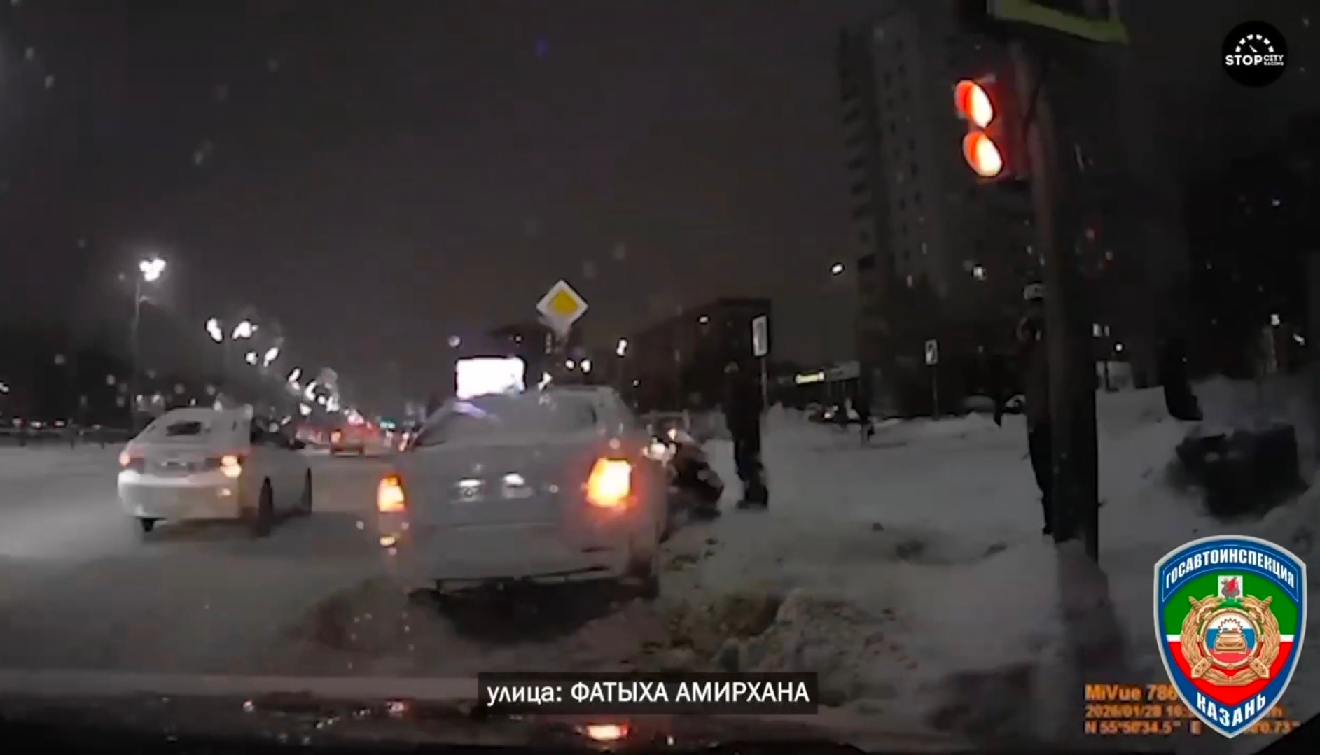 Инспекторы в Казани поймали парня, который въехал в забор и скрылся