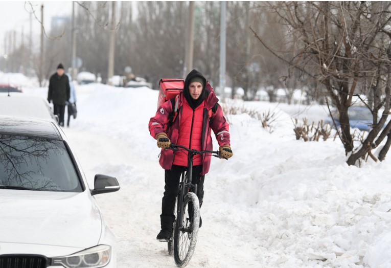 Свыше 100 материалов составлено на нарушающих ПДД казанских курьеров