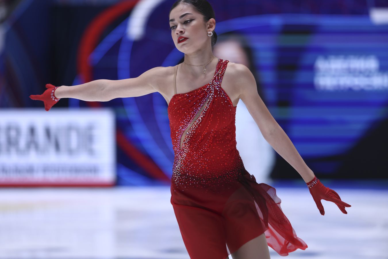 Петросян упала с четверного тулупа в произвольной программе на ОИ