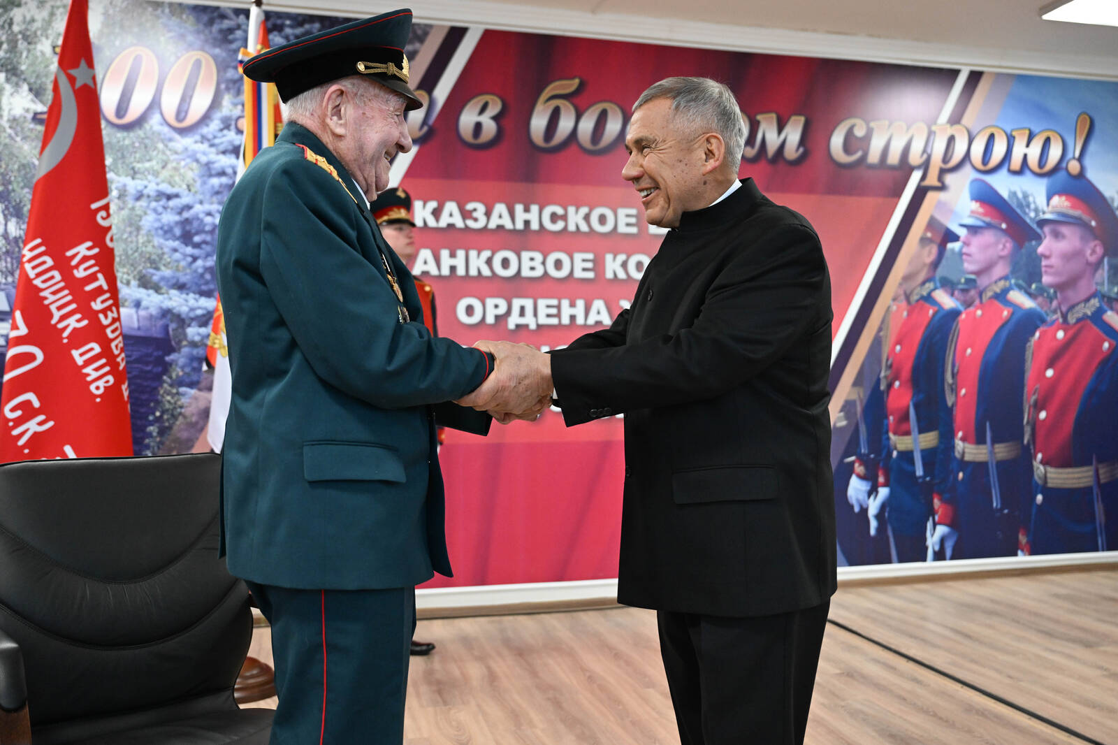 Минниханов вручил орден «Дуслык» 100-летнему ветерану Алексею Комлеву