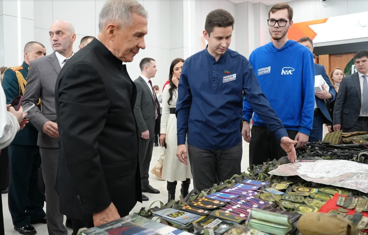 Молодогвардейцы Татарстана презентовали Минниханову работу гуманитарного центра