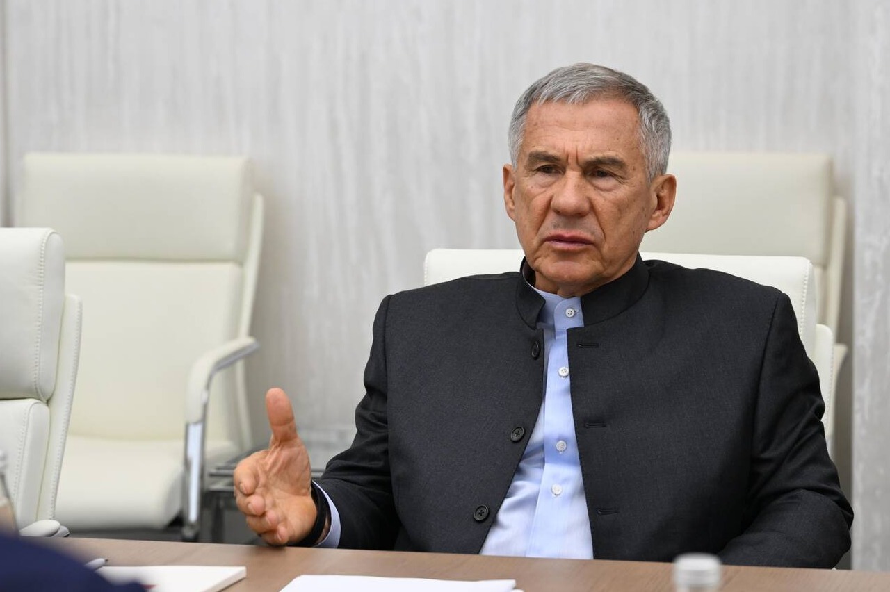 Минниханов взял на контроль ситуацию с пожаром в Альметьевске после атаки дронов