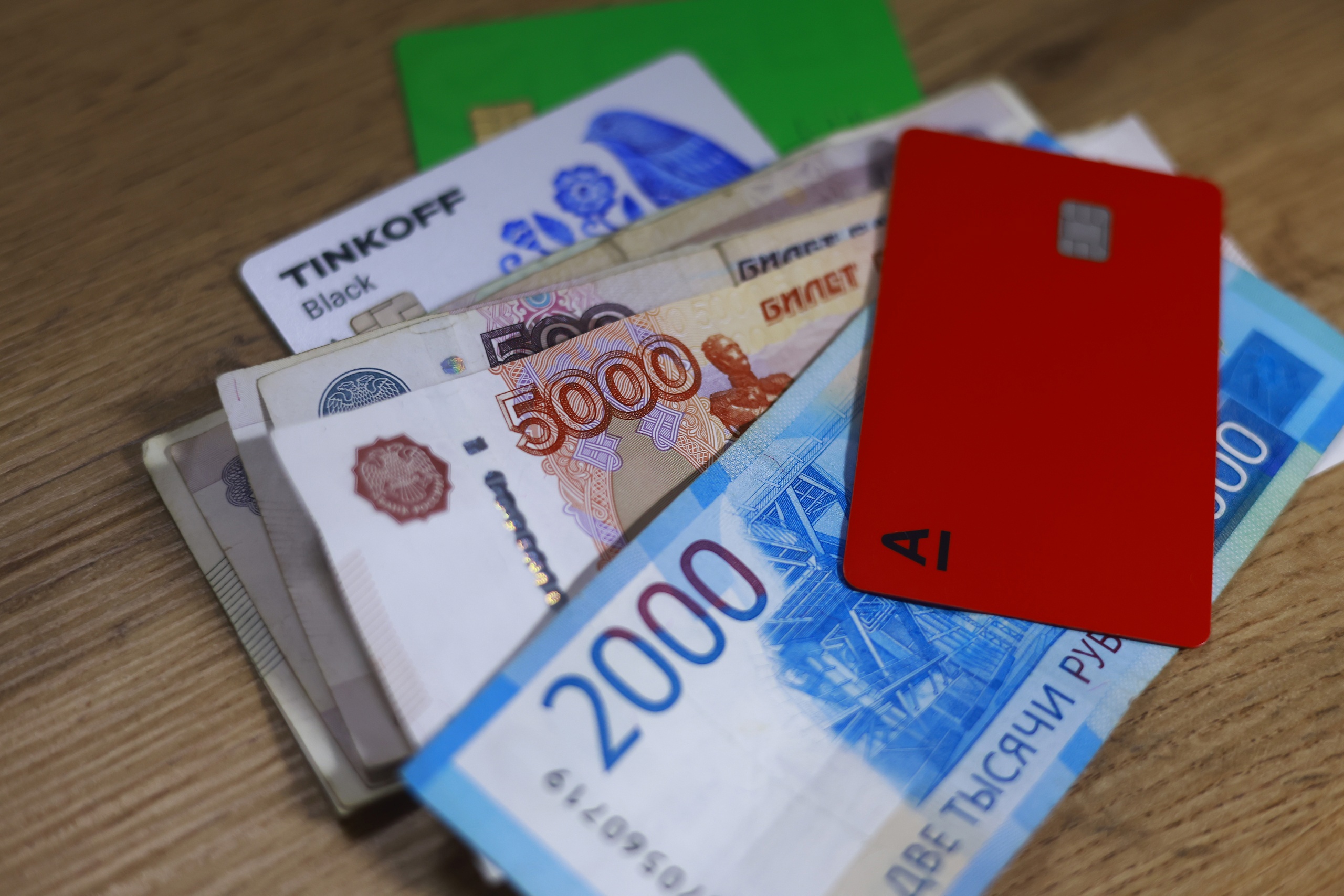 Чем на самом деле опасны кредитные карты с лимитом в 50 тысяч рублей