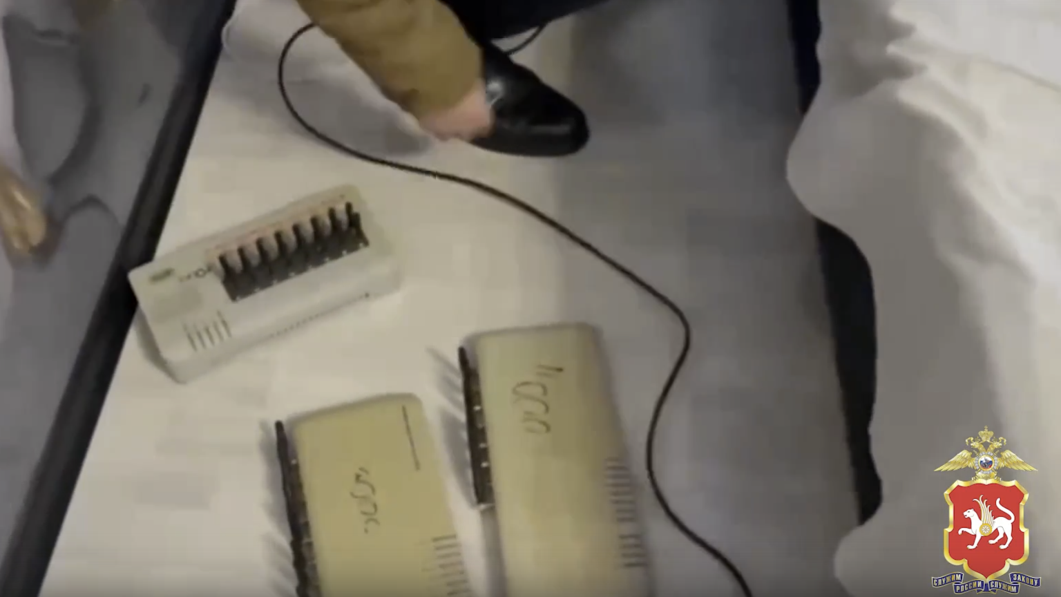 В Татарстане задержали двух парней, обслуживавших сим-боксы для мошенников