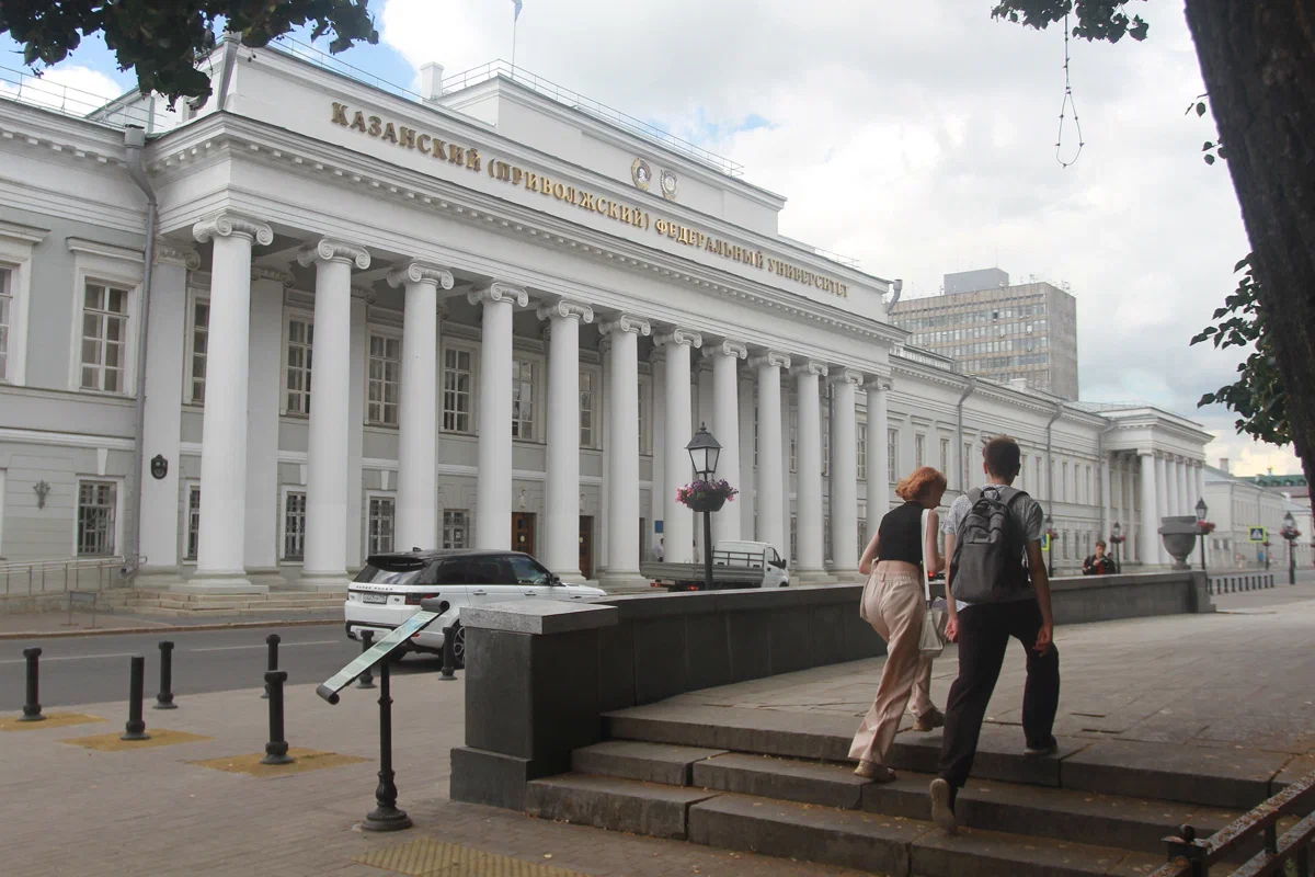 Экс-начальника из КФУ осудят за взятку в 1,5 млн от цветочного магазина