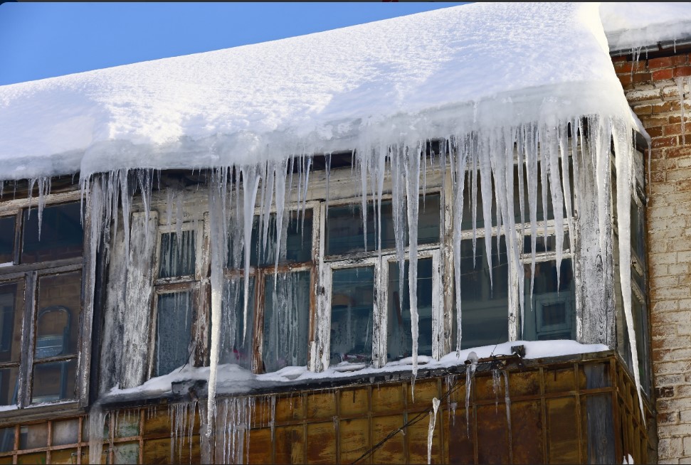 На доме № 19 по улице Советской в Казани частично обрушилась кровля
