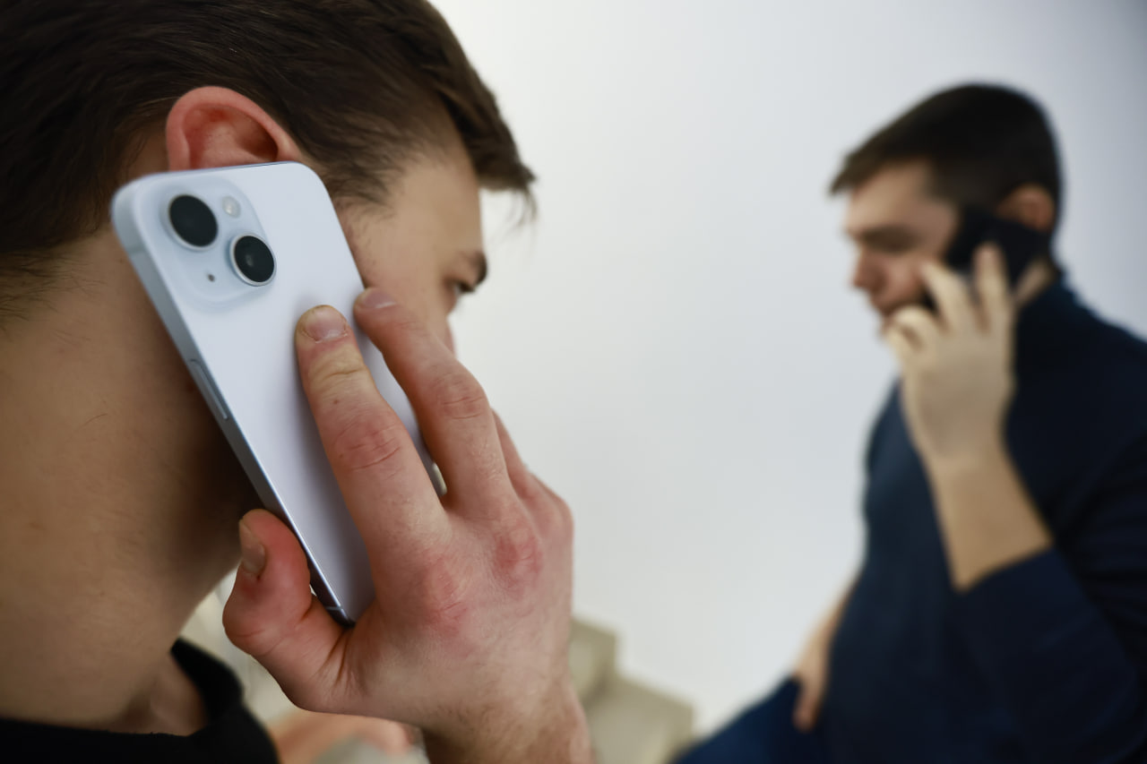 Мошенники под видом приставов звонят россиянам, требуя оплатить штрафы