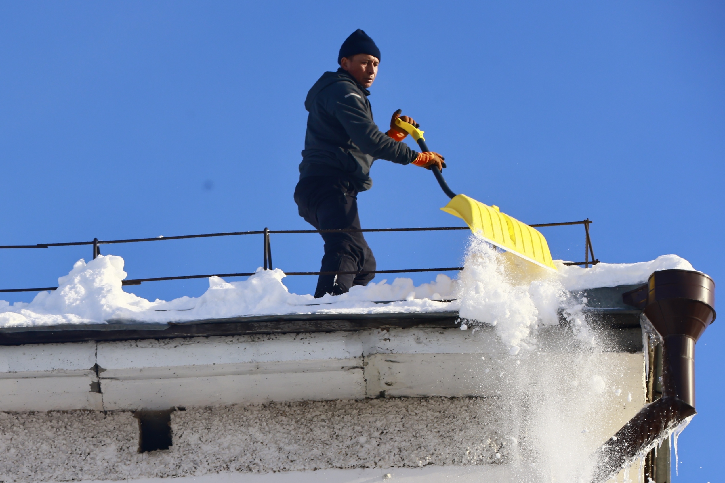 После пяти обвалов в Казани очистили 65% всех крыш