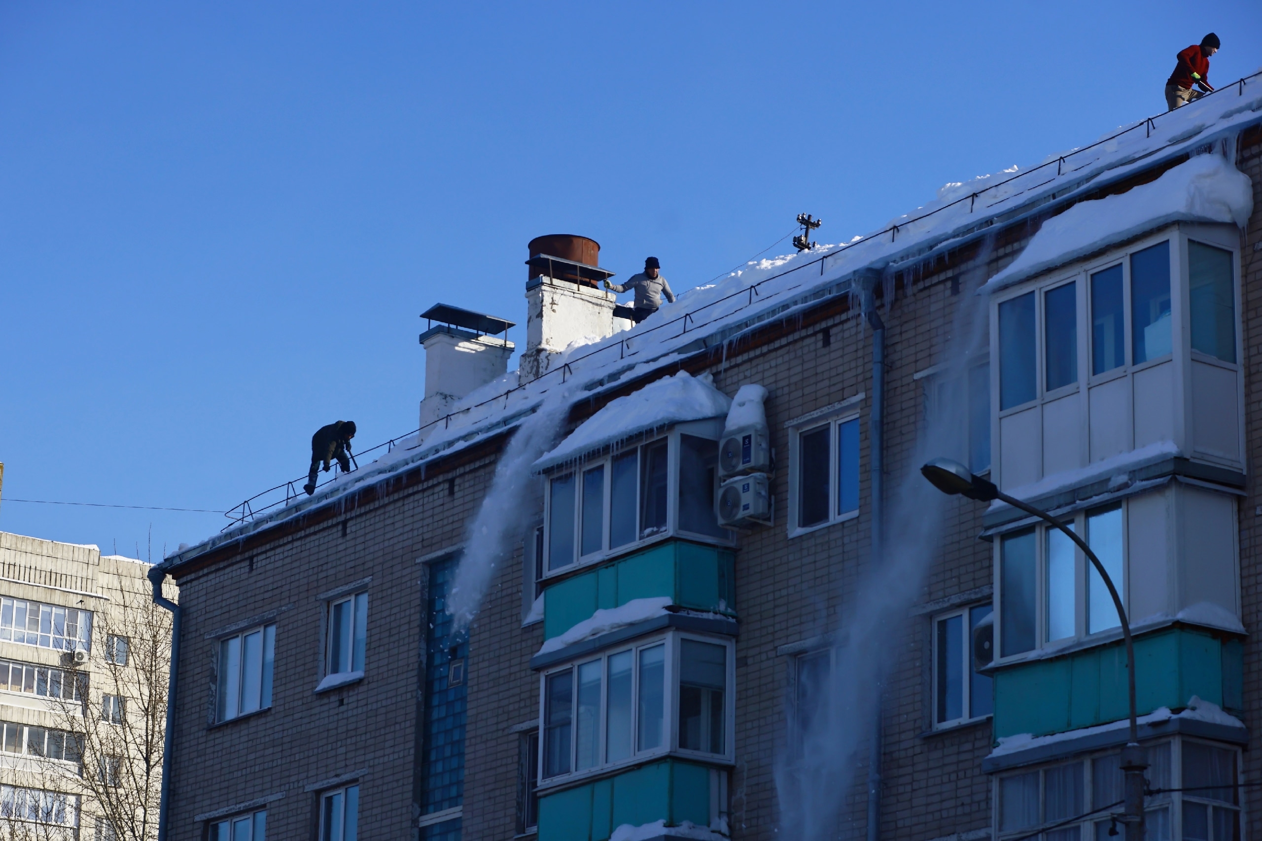 В РКБ из-за падений с крыш во время уборки снега доставили 17 человек
