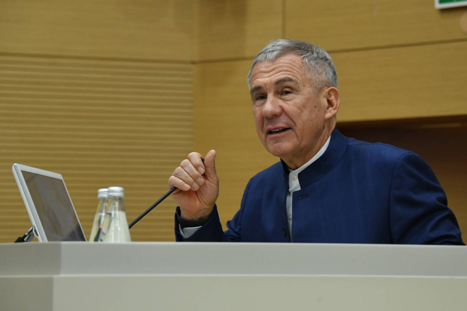 Минниханов призвал директоров школ лично контролировать дисциплину