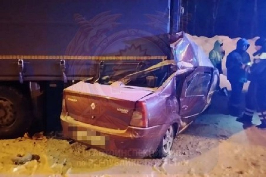 На трассе в Татарстане иномарка влетела в стоявший на обочине «КамАЗ»