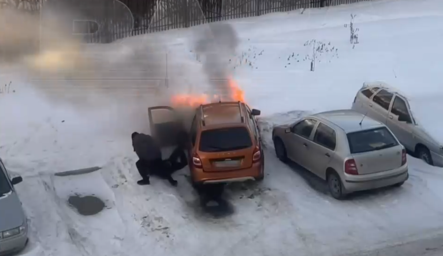 Прохожий спас мужчину из горящей «Лады» в Башкирии