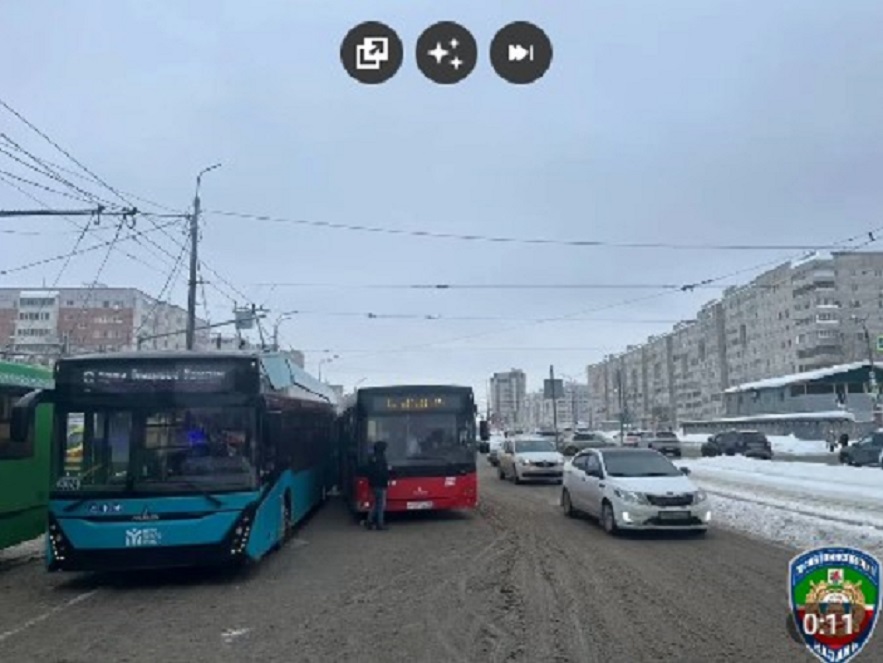 На улице Зорге в Казани автобус не поделил дорогу  с троллейбусом