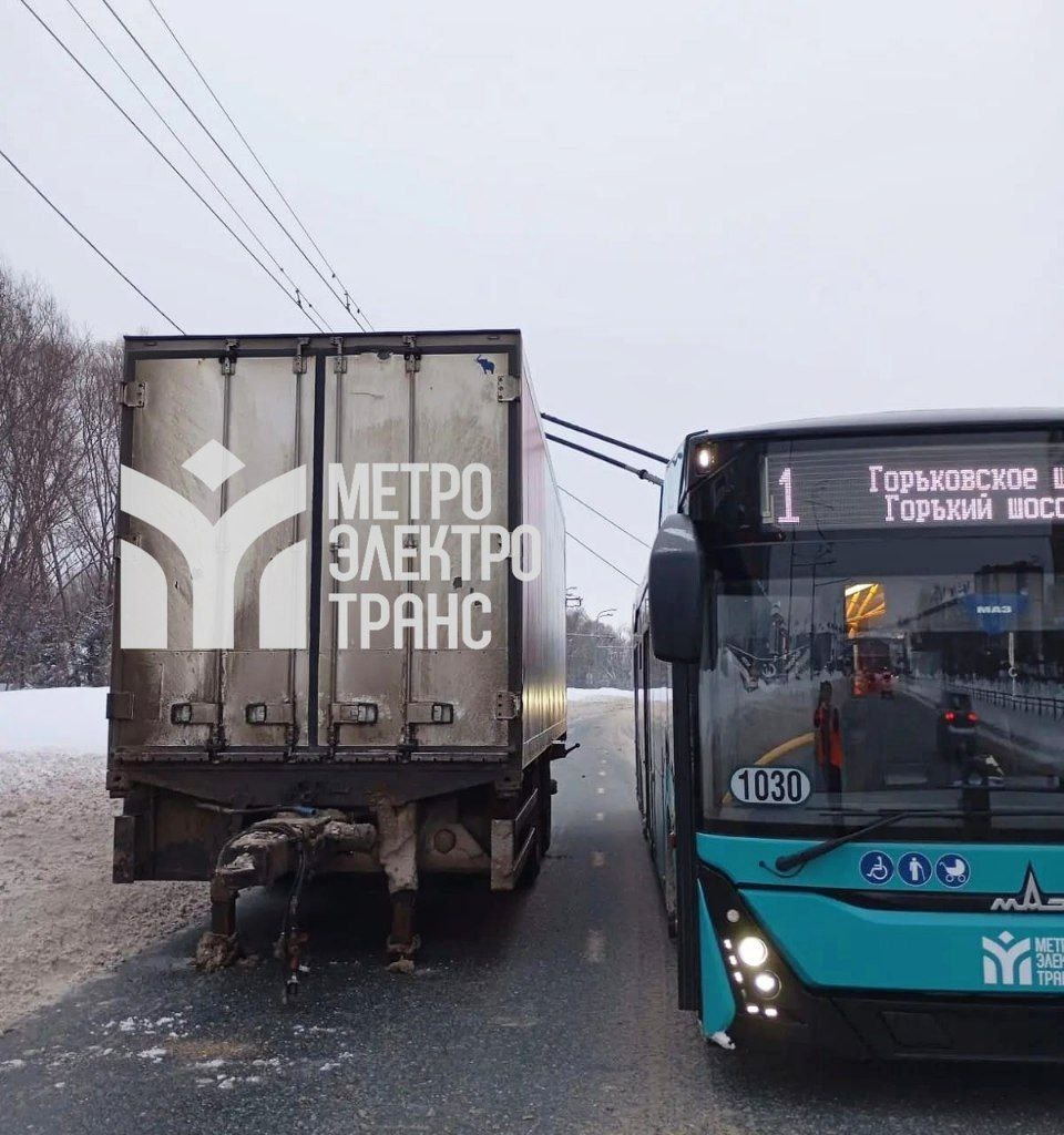 Очередной водитель в Казани решил поставить авто под сетью троллейбуса