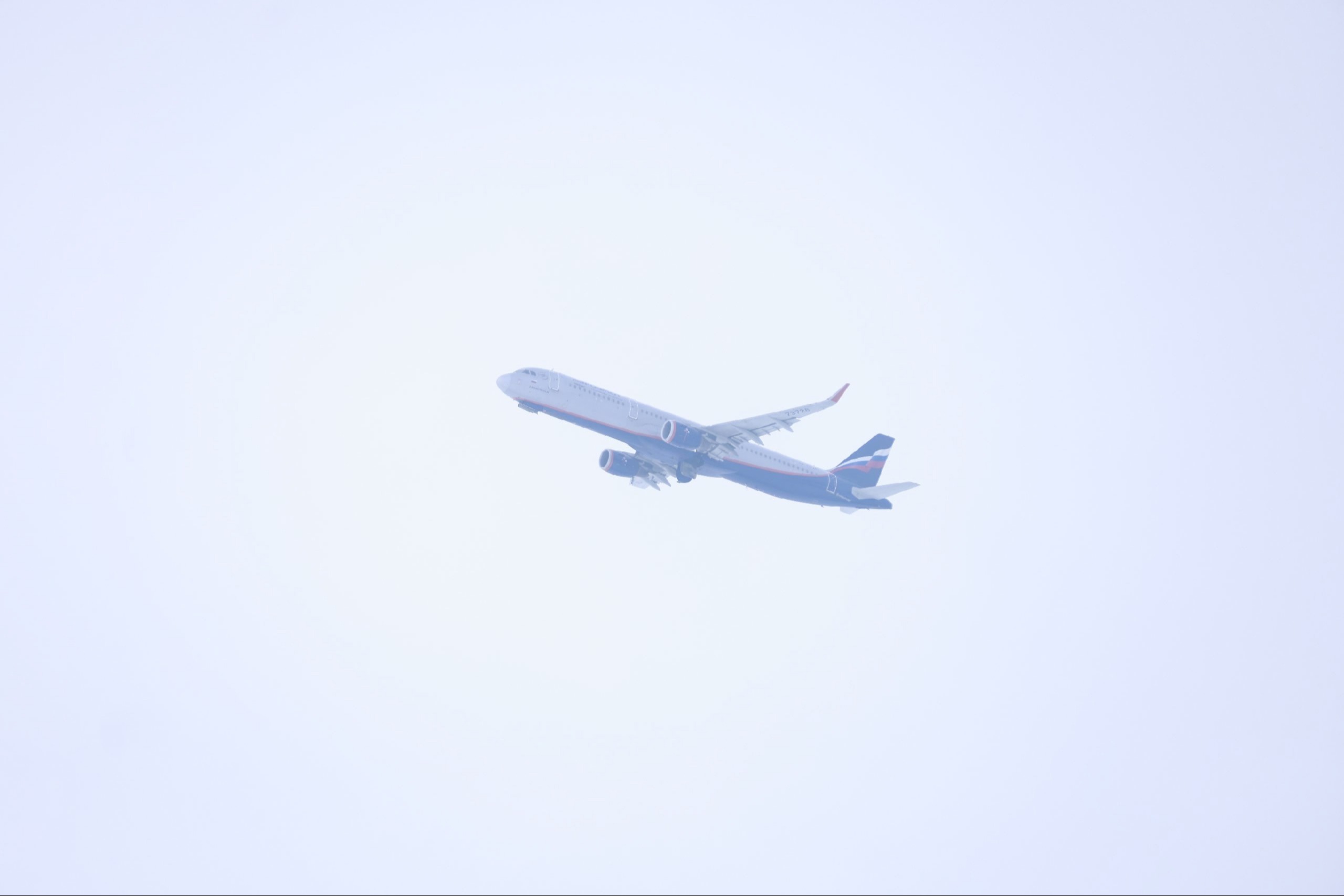 Самолёт Казань - Дубай экстренно сел в Баку из-за закрытия неба над Ираном