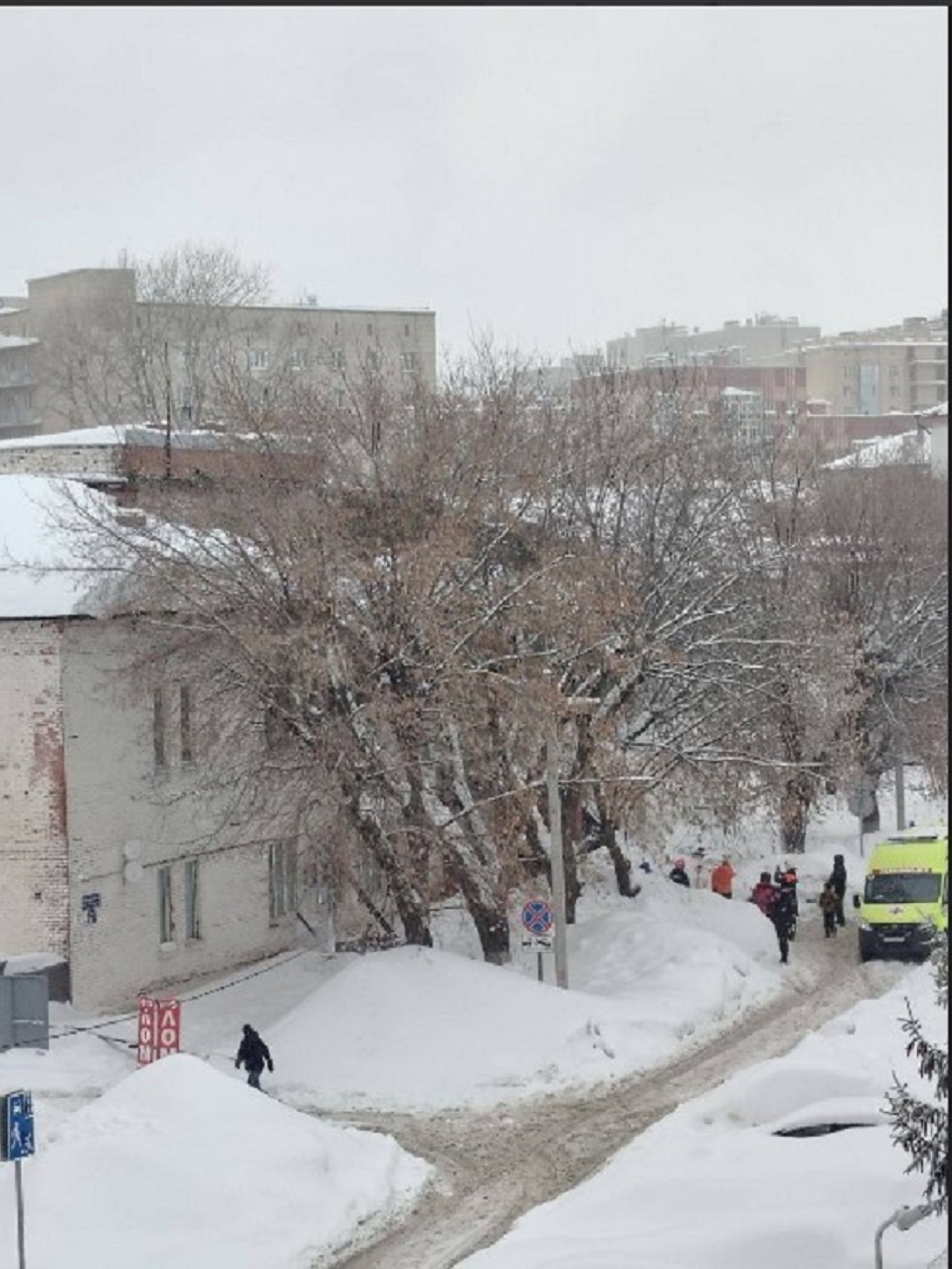 Под рухнувшей в Казани крышей хостела  могут находиться люди