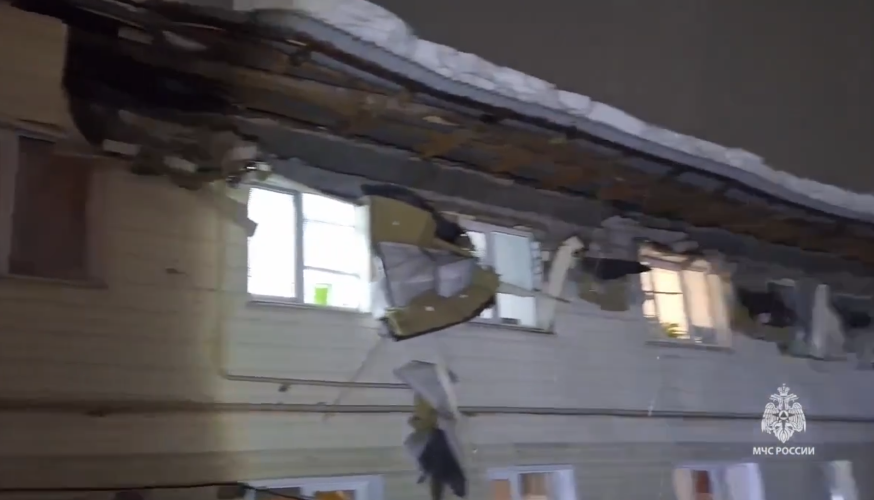 Крыша еще одного жилого дома обвалилась в Татарстане из-за снега