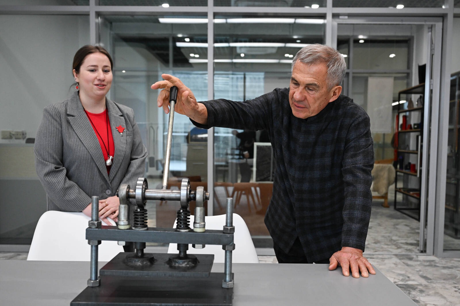 Минниханов оценил мастерские ювелиров и ткачей в обновлённом ЦУМе