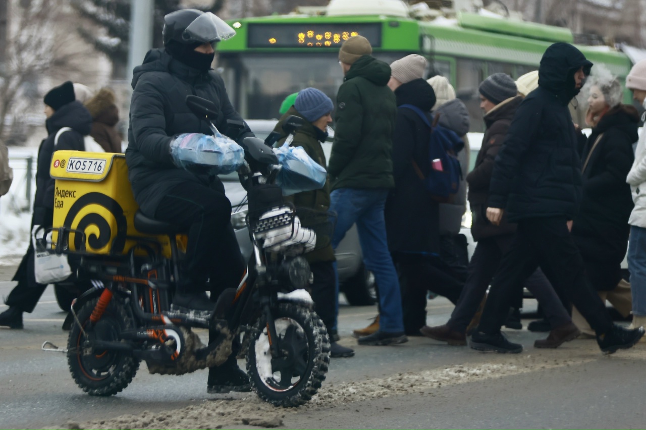 Доставка, или «Игра в кальмара»: как Казани обуздать курьеров на электробайках